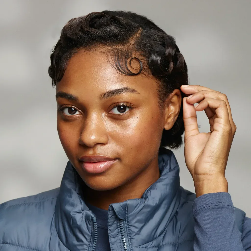 Brushed-out finger waves with gloss