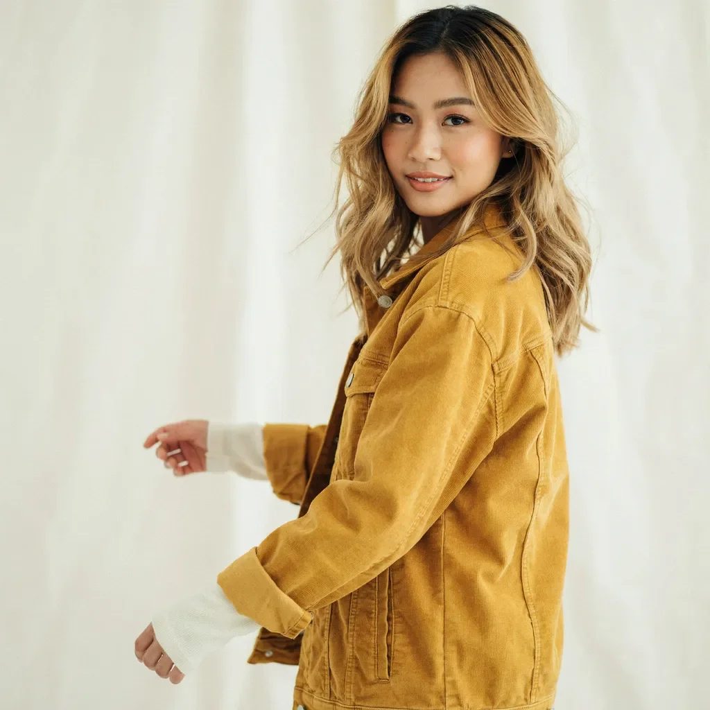 Honey blonde beach waves with side part hairstyle